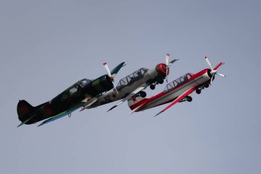 Novosibirsk, Rusya Federasyonu - 5 Ağustos 2018: uzun bir grup yak-52 uçaklarının hava, bir program yapar görüş açısı göstermek, Mochishche Havaalanı.