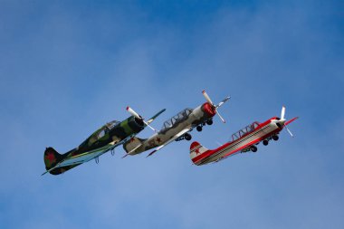 Novosibirsk, Rusya Federasyonu - 5 Ağustos 2018: uzun bir grup yak-52 uçaklarının hava, bir program yapar görüş açısı göstermek, Mochishche Havaalanı.