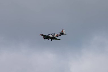 Novosibirsk, Rusya Federasyonu - 5 Ağustos 2018: Uzun görüş açısı yak-52 uçaklarının hava gösterisi, Mochishche Havaalanı bir program yapar.