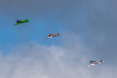 Novosibirsk, Rusya Federasyonu - 5 Ağustos 2018: uzun bir grup yak-52 uçaklarının hava, bir program yapar görüş açısı göstermek, Mochishche Havaalanı.