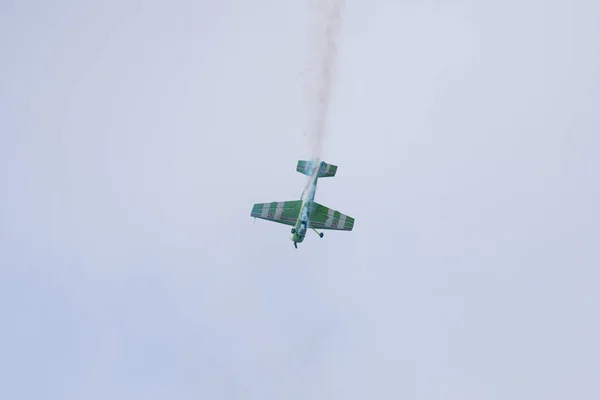 長い角観空にヤク が航空ショーでプログラムを実行するノヴォシビルスク ロシア 2018 — ストック写真