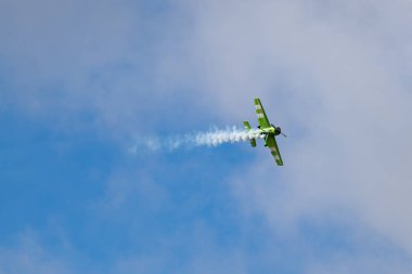 Novosibirsk, Rusya Federasyonu - 5 Ağustos 2018: Yak-54 gökyüzünde uzun görüş açısı program hava gösterisi yapar