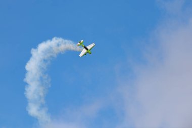 Novosibirsk, Rusya Federasyonu - 5 Ağustos 2018: Yak-54 gökyüzünde uzun görüş açısı program hava gösterisi yapar