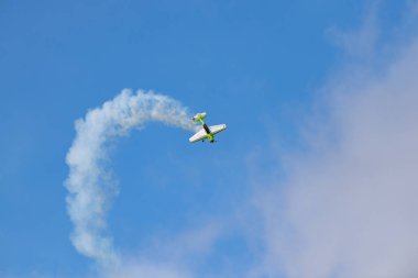 Novosibirsk, Rusya Federasyonu - 5 Ağustos 2018: Yak-54 gökyüzünde uzun görüş açısı program hava gösterisi yapar