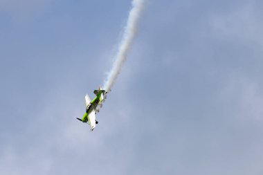 Novosibirsk, Rusya Federasyonu - 5 Ağustos 2018: Yak-54 gökyüzünde uzun görüş açısı program hava gösterisi yapar