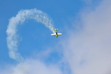 Novosibirsk, Rusya Federasyonu - 5 Ağustos 2018: Yak-54 gökyüzünde uzun görüş açısı program hava gösterisi yapar