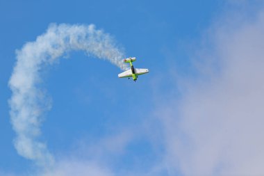 Novosibirsk, Rusya Federasyonu - 5 Ağustos 2018: Yak-54 gökyüzünde uzun görüş açısı program hava gösterisi yapar