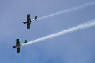 Novosibirsk, Rusya Federasyonu - 5 Ağustos 2018: Program Mochische aerodrome, air Show'da iki Yak-52 uçak yerine