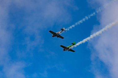 Novosibirsk, Rusya Federasyonu - 5 Ağustos 2018: Program Mochische aerodrome, air Show'da iki Yak-52 uçak yerine