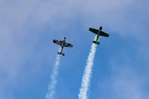 Novosibirsk Rusia Agosto 2018 Dos Aviones Yak Realizan Programa Exhibición —  Fotos de Stock