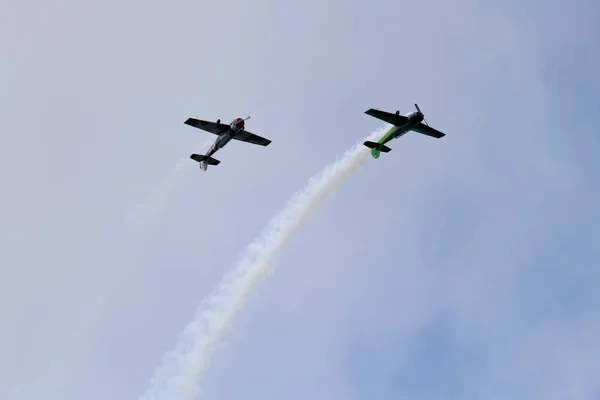 Novosibirsk Rusia Agosto 2018 Dos Aviones Yak Realizan Programa Exhibición —  Fotos de Stock