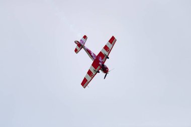 Novosibirsk, Rusya Federasyonu - 5 Ağustos 2018: Barca'nın akrobasi ekibi akrobasi Mochishche Havaalanı, gerçekleştirir