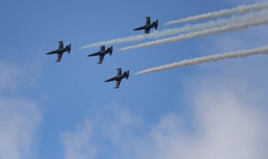 Novosibirsk, Rusya Federasyonu - 5 Ağustos 2018: Akrobasi ekibi Russ L-39 Albatros uçakta program hava gösterisi yapar.