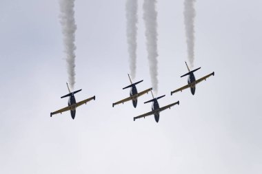 Novosibirsk, Rusya Federasyonu - 5 Ağustos 2018: Akrobasi ekibi Russ L-39 Albatros uçakta program hava gösterisi yapar.
