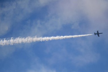 Novosibirsk, Rusya Federasyonu - 5 Ağustos 2018: Akrobasi ekibi Russ L-39 Albatros uçakta program hava gösterisi yapar.