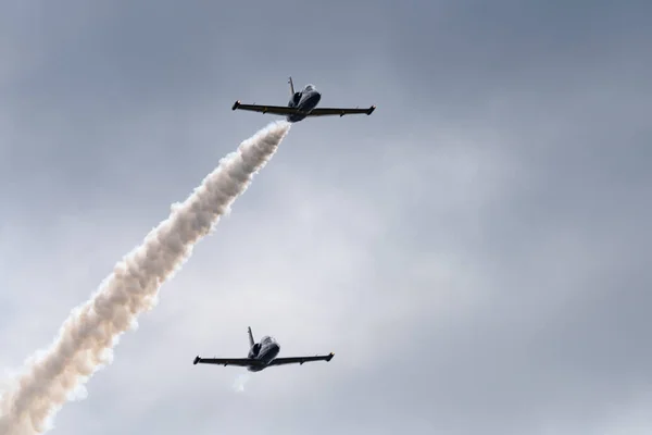 俄罗斯新西比尔斯克 2018年8月5日 信天翁飞机上的特技飞行队 在航空展上表演了这一计划 — 图库照片