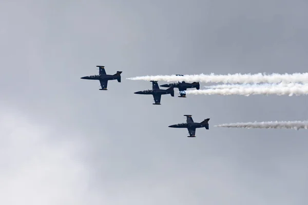 俄罗斯新西比尔斯克 2018年8月5日 信天翁飞机上的特技飞行队 在航空展上表演了这一计划 — 图库照片