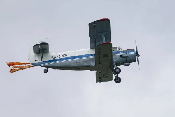 Nowosibirsk Russland August 2018 Sowjetisches Leichtes Mehrzweckflugzeug Mit Springenden Fallschirmspringern — Stockfoto