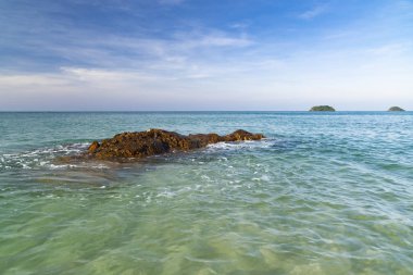 Yaz manzara, Koh Chang, bir streç kayalık kıyılarının scourge Lonely Beach Tayland Körfezi temiz su ile yıkanır.