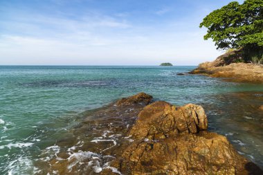 Yaz manzara, Koh Chang, bir streç kayalık kıyılarının scourge Lonely Beach Tayland Körfezi temiz su ile yıkanır.