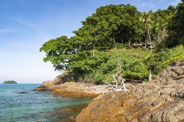 Yaz manzara, Koh Chang, bir streç kayalık kıyılarının scourge Lonely Beach Tayland Körfezi temiz su ile yıkanır.