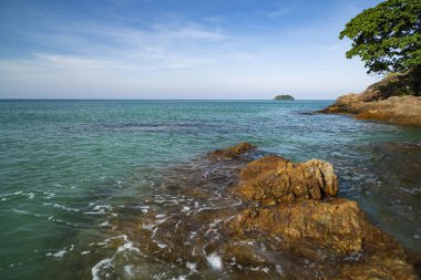 Yaz manzara, Koh Chang, bir streç kayalık kıyılarının scourge Lonely Beach Tayland Körfezi temiz su ile yıkanır.