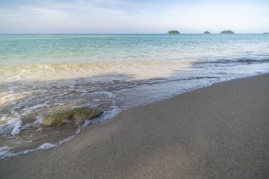 Koh Chang Adası Açık güneşli havalarda Doğu kıyısında denizden geniş görüş açısı.