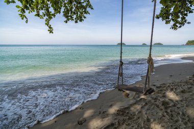 Cennet Adası, Koh Chang, Tayland Körfezi görünümünü bir Lonely plajda bir ağaç dalı bir ip salıncak.