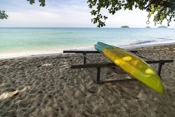 Gul Grön Kajak Ligger Uppochner Metallbeslag Lonely Beach Chang Island — Stockfoto