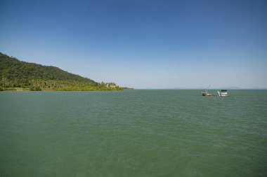 Tarnmayom İskelesi'nin yanında, suda terk edilmiş gemi.