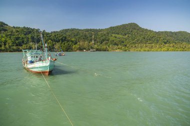 Tarnmayom İskelesi'nin yanında, suda terk edilmiş gemi.
