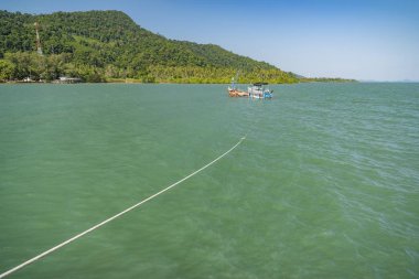Tarnmayom İskelesi'nin yanında, suda terk edilmiş gemi.