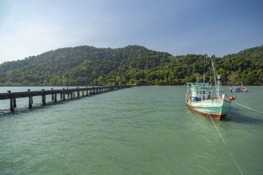 Tarnmayom İskelesi'nin yanında, suda terk edilmiş gemi.
