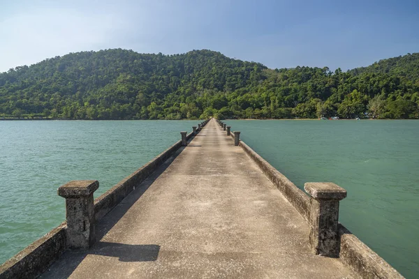 Причал Тарнмайом - это место на восточном побережье острова Ко Чанг (Koh Chang Island) , — стоковое фото