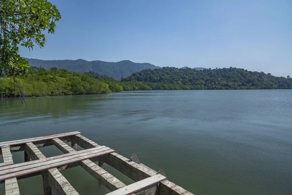 Seascape com vista para a floresta de manguezais na ilha Koh Chang . — Fotografia de Stock