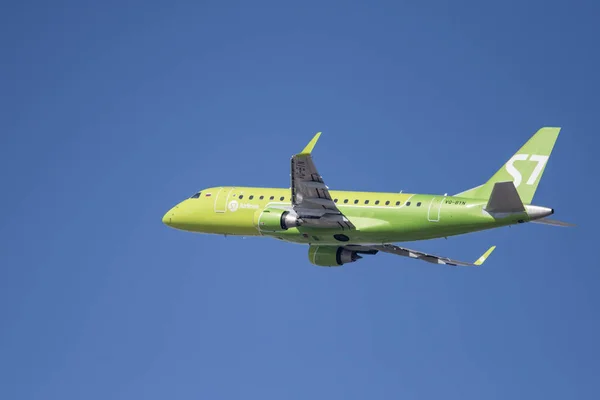 Embraer 170-100su VQ-byn S7 Airlines. — Zdjęcie stockowe