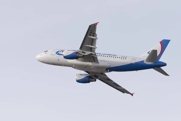 Airbus A319-112 Vp-Bjv Ural Airlines. — Foto de Stock