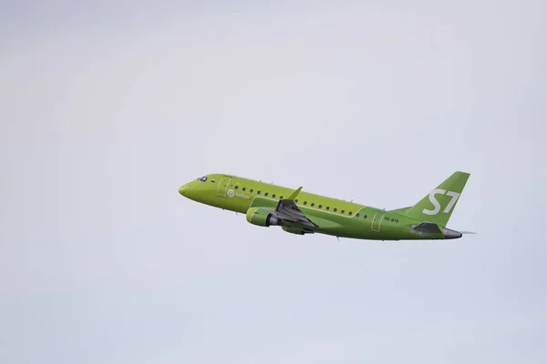 Embraer 170-100su Vq-Byk S7 Airlines. — Foto de Stock