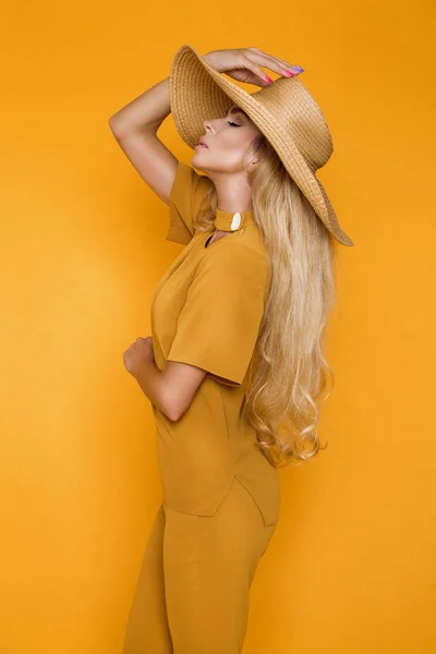 Mooi Sexy Elegante Vrouw Met Blond Haar Vormt Studio Elegante — Stockfoto