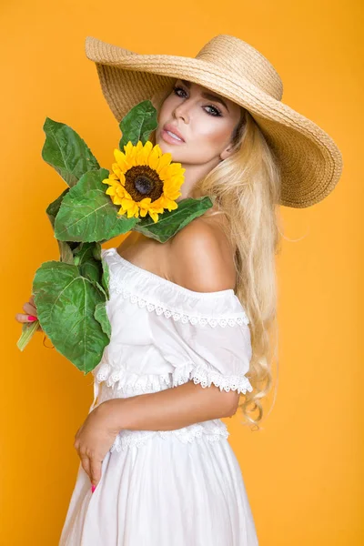 Portret Van Een Mooie Vrouw Met Lang Blond Haar Draagt — Stockfoto