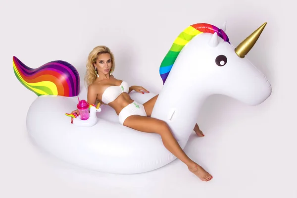 Hermosa Sexy Modelo Rubia Bikini Elegante Encuentra Unicornio Blanco Golpear — Foto de Stock