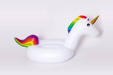 Beyaz bir arka plan üzerinde beyaz, trendy, şişmiş plaj tek boynuzlu at. Yaz vurmak