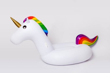 Beyaz bir arka plan üzerinde beyaz, trendy, şişmiş plaj tek boynuzlu at. Yaz vurmak