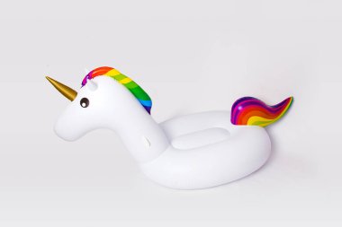 Beyaz bir arka plan üzerinde beyaz, trendy, şişmiş plaj tek boynuzlu at. Yaz vurmak