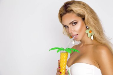 Bir içki beyaz bir arka plan üzerinde tutan bir bikini, güzel model