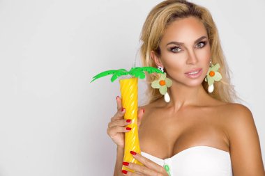 Bir içki beyaz bir arka plan üzerinde tutan bir bikini, güzel model