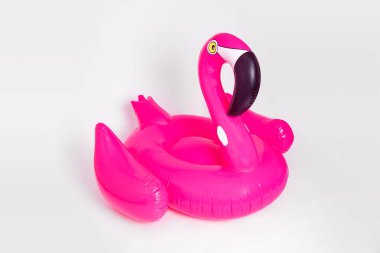 Pembe, trendy, şişmiş beach flamingo beyaz bir arka plan üzerinde. Yaz vurmak