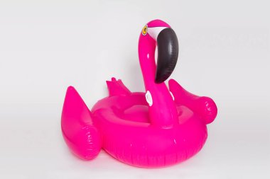 Pembe, trendy, şişmiş beach flamingo beyaz bir arka plan üzerinde. Yaz vurmak