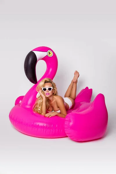 Schönes Sexy Blondes Model Eleganten Bikini Liegt Auf Einem Rosa — Stockfoto