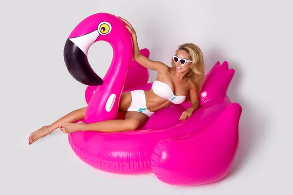 Vacker Sexig Blond Modell Elegant Bikini Ligger Rosa Flamingo Hit — Stockfoto